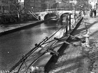 832415 Afbeelding van de slechte staat van de balustrade langs de Oudegracht te Utrecht. Op de achtergrond de Geertebrug.